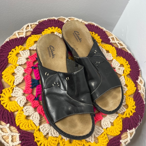 Clarks black leather slide on sandal - Picture 2 of 5